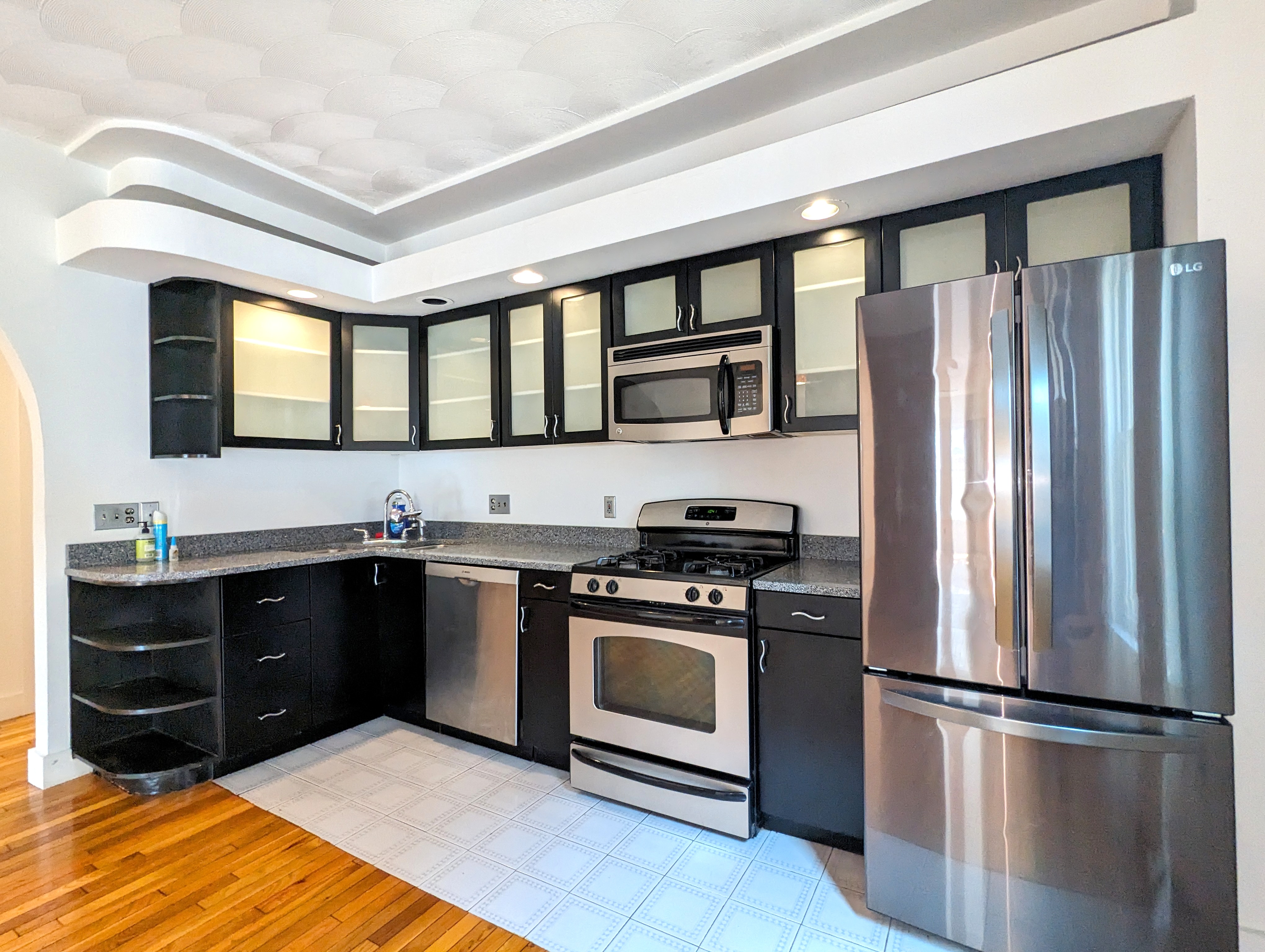 2.5 bed, 1.5 bath apartment for rent at 15 Douglass St Unit 15, Central Square — photo 1 of 17