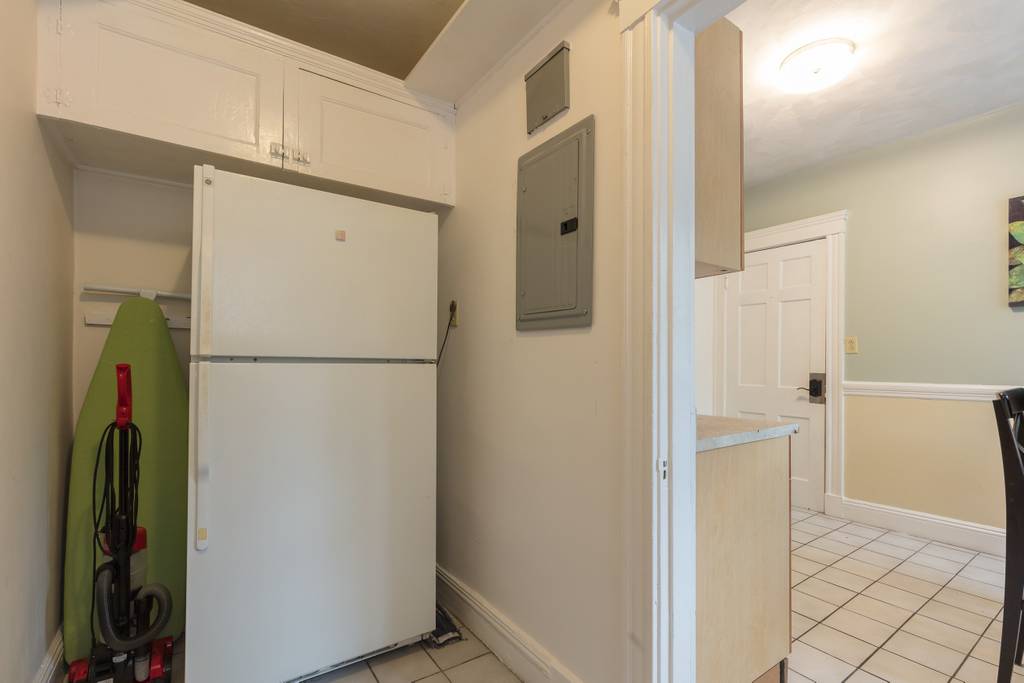 4 bed, 1 bath apartment for rent at 104 Toxteth Unit 2, Longwood — photo 8 of 10