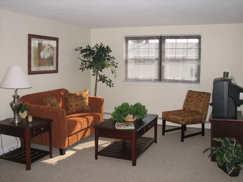 2 bed, 1 bath apartment for rent at 12 River Dr Unit D, Danvers — photo 2 of 3