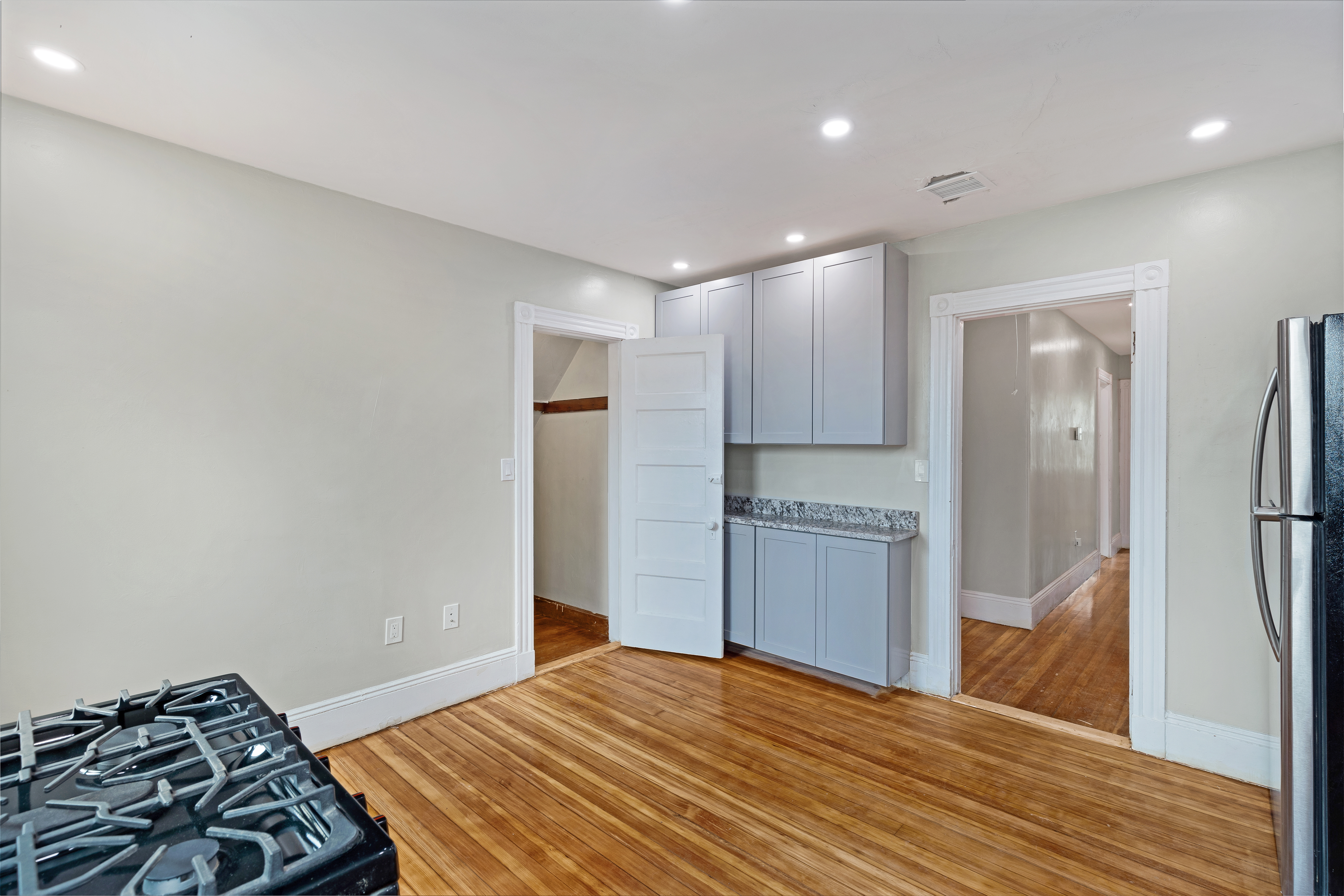 3 bed, 1 bath apartment for rent at 7 Pasadena Rd Unit 3, Dorchester — photo 4 of 31