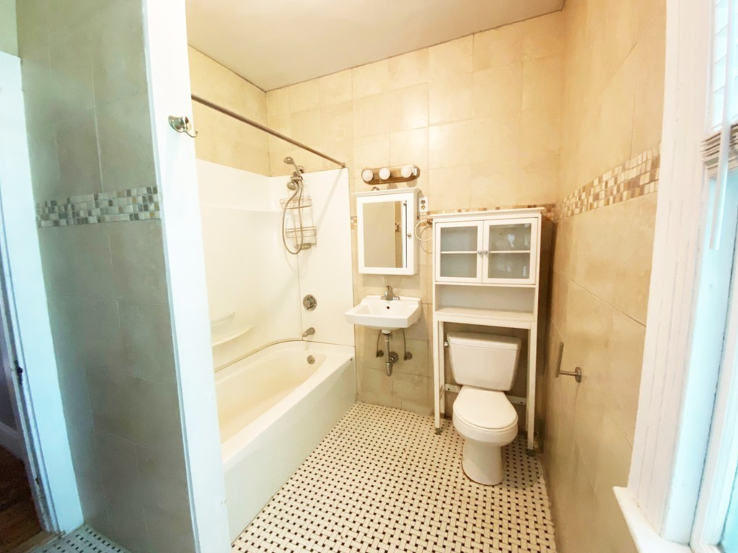 2.5 bed, 1 bath apartment for rent at 81 Corey St Unit 2, West Roxbury — photo 8 of 11
