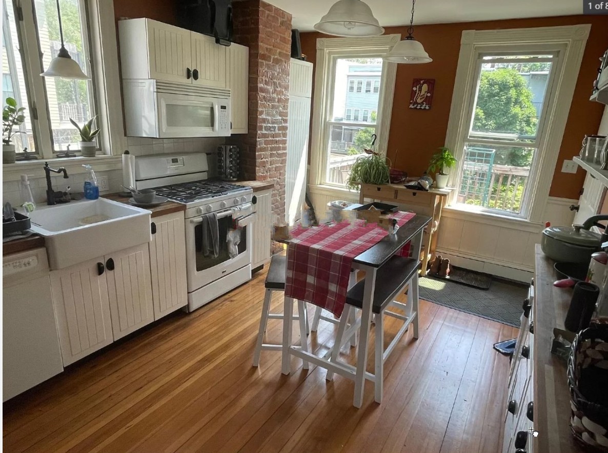 3 bed, 1 bath apartment for rent at 703 E 2nd St Unit 2, South Boston — photo 1 of 7