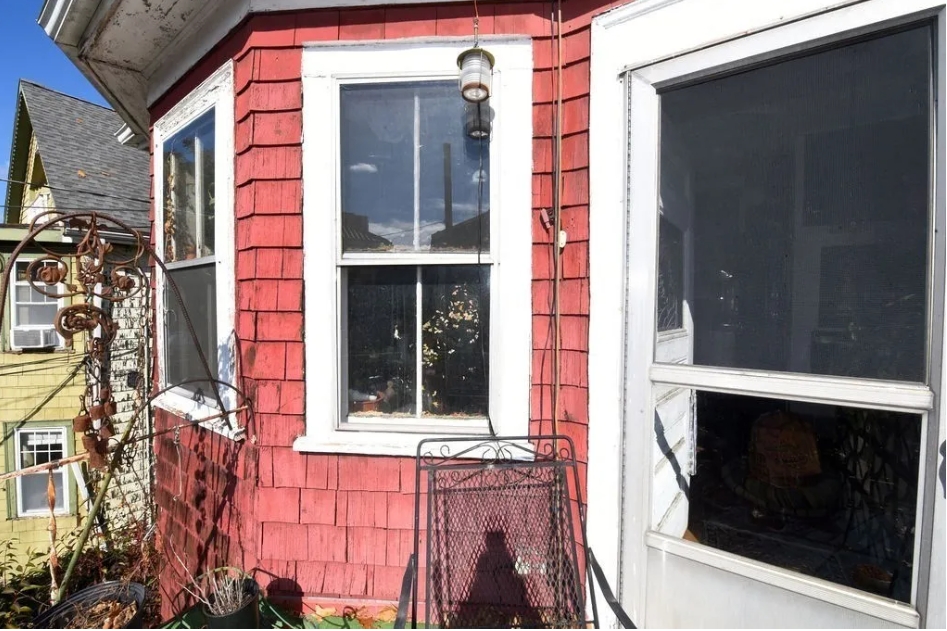 18 Sawyer Ter, Allston