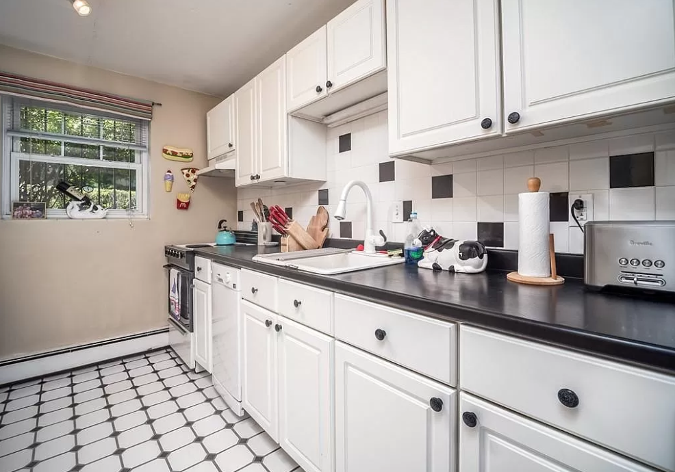 5 bed, 2.5 bath apartment for rent at 30 Chester St Unit 1, Allston — photo 4 of 10