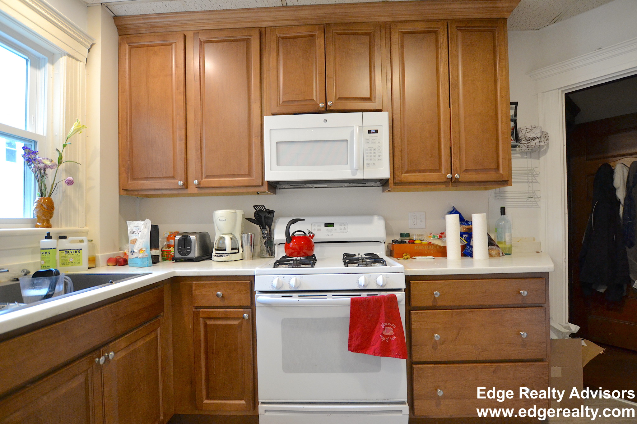 3 bed, 1 bath apartment for rent at 69 Oak Square Ave Unit 1, Brighton — photo 2 of 8