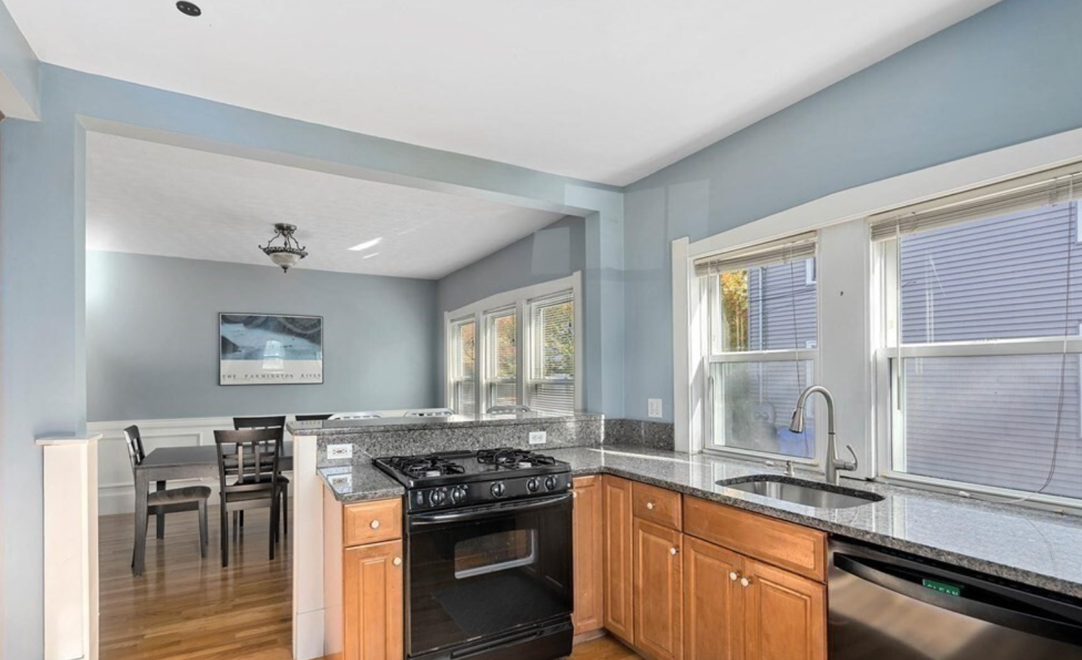 4 bed, 2 bath apartment for rent at 40 Beaconfield Unit 1, Brookline Hills — photo 2 of 2