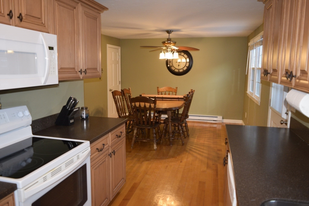 14 Meetinghouse Ln, Millbury