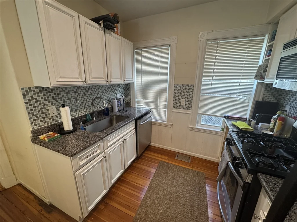 5 Oak Square Ave, Brighton