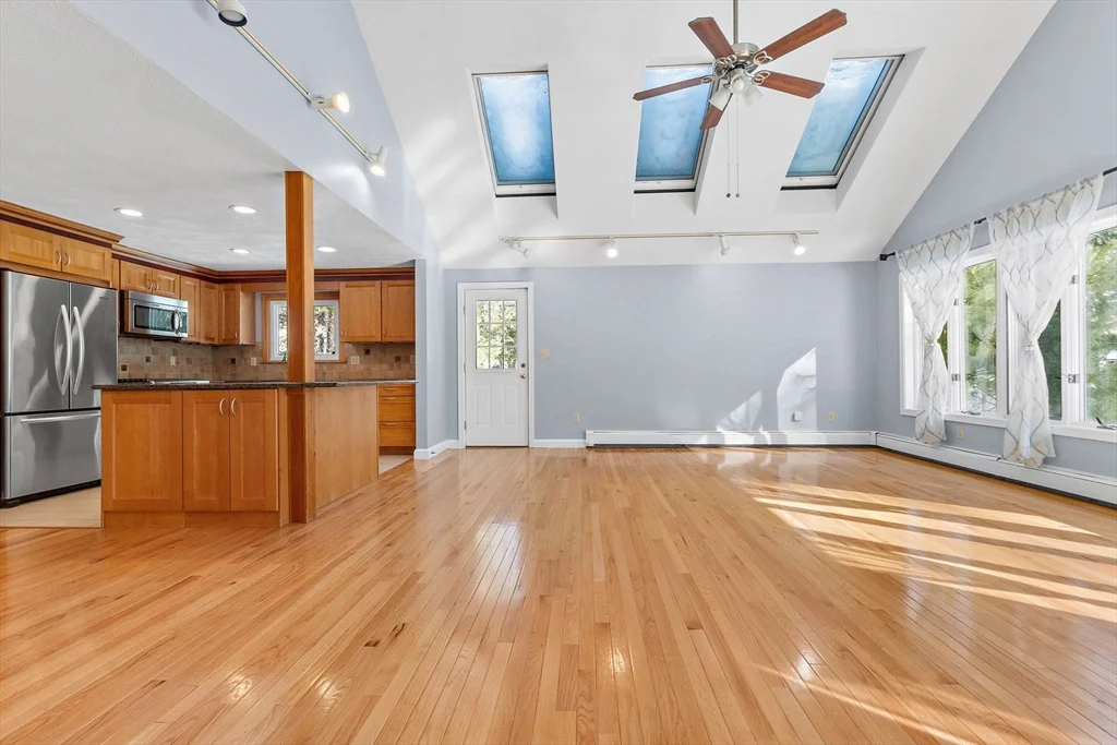 77 Colonial Rd, Sudbury