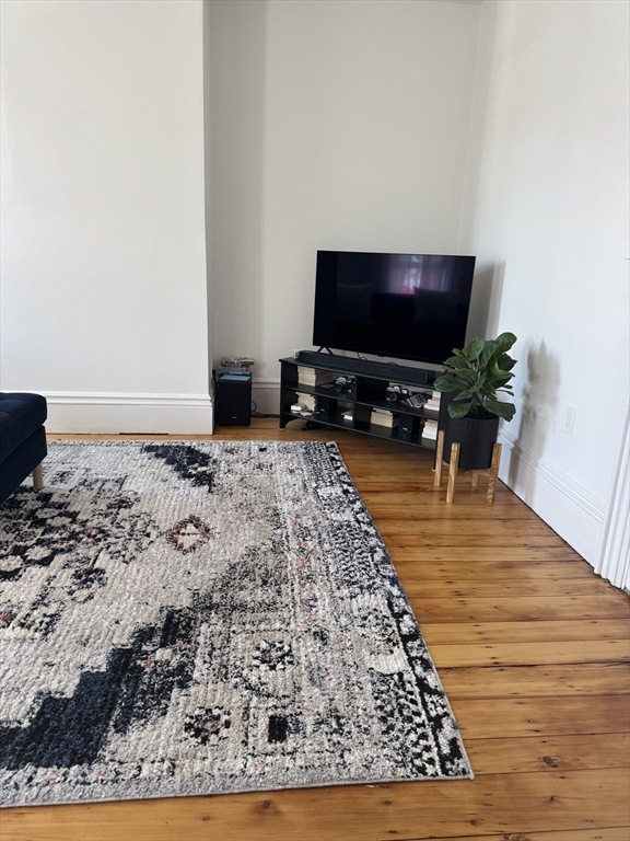 49 Elm St, Charlestown