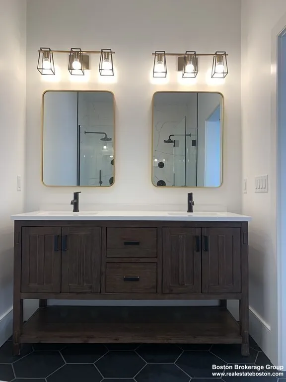 7 Sharon Ave, Auburndale