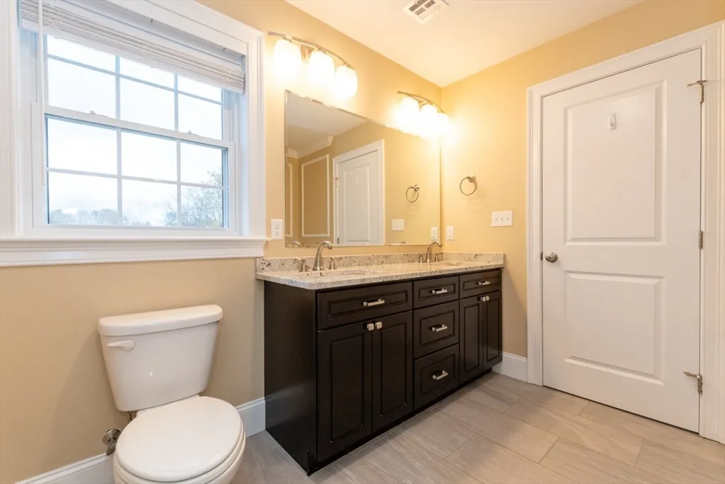 15 Hialeah Ln, Framingham