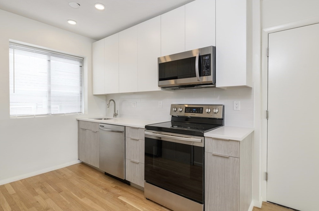 198 Hillside St, Mission Hill