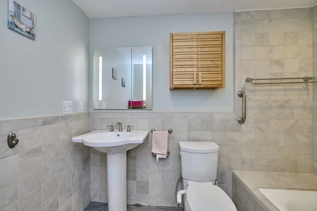 27 Cranberry Ln, Burlington