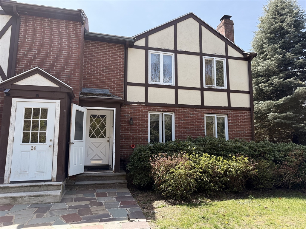 26 Hammond Pond Pkwy, Brookline