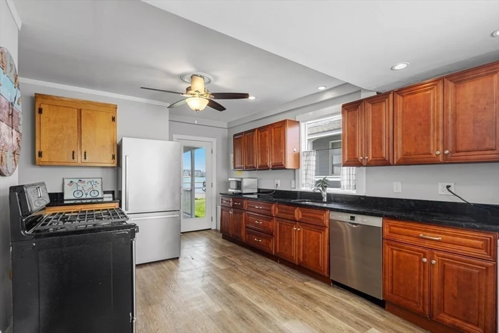 36 Sunset Ave Winter Rental, Hull