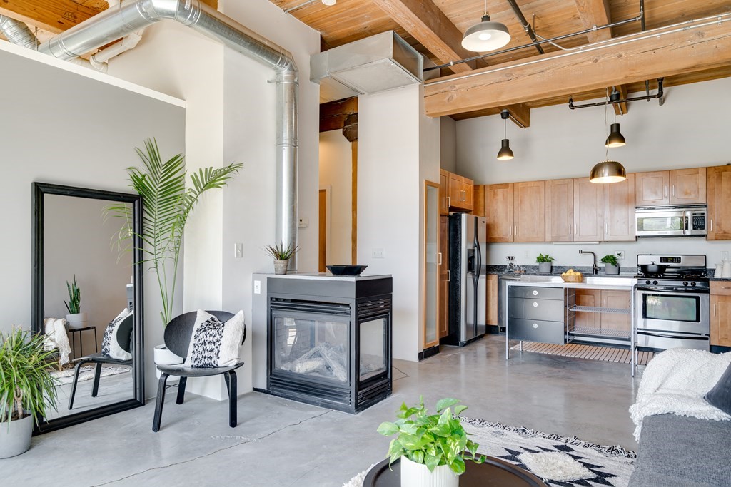 43 Charlton, Everett