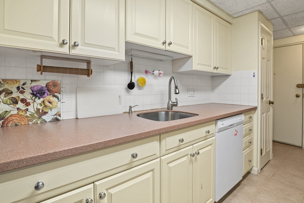 55 Angleside Rd, Waltham