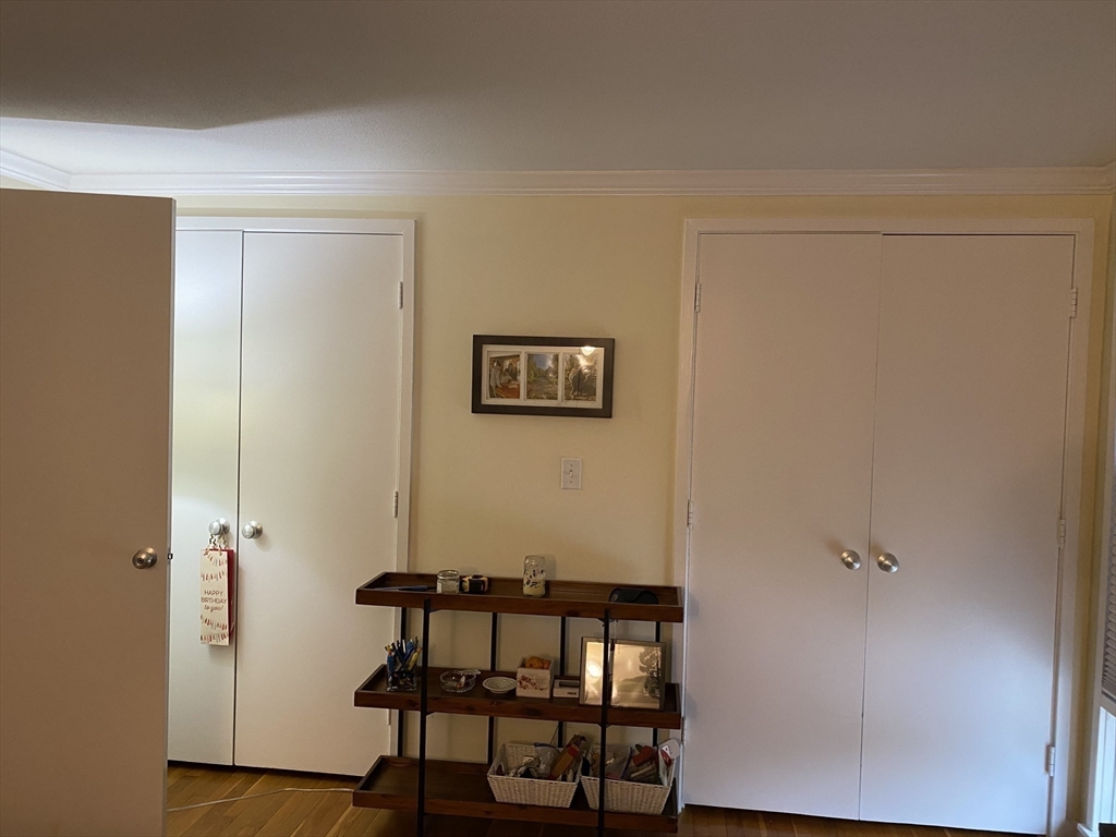 11 Oak St, Wellesley