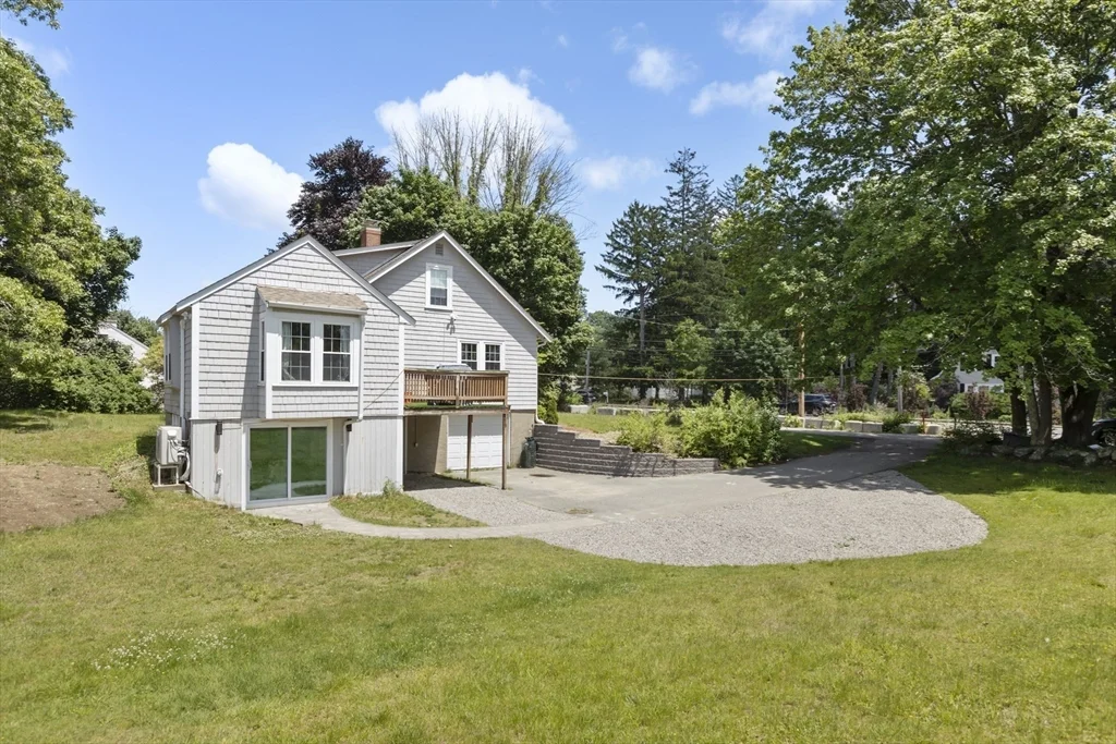 665 S Main St, Sharon