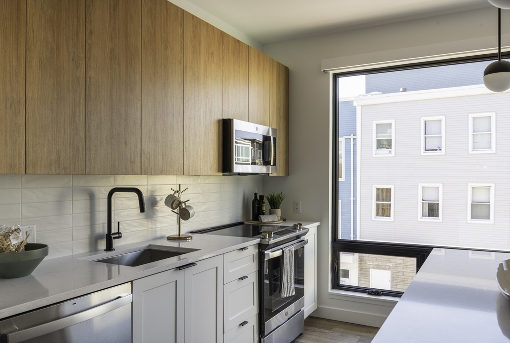 282 Bremen St, East Boston