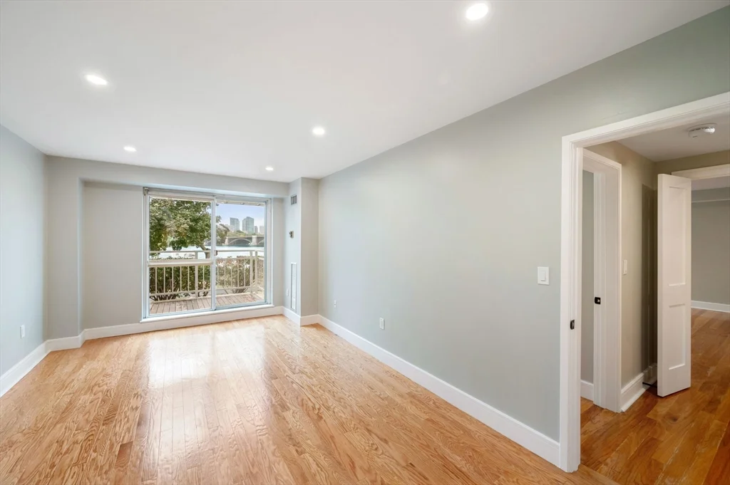 75-83 Cambridge Pkwa, Cambridgeport