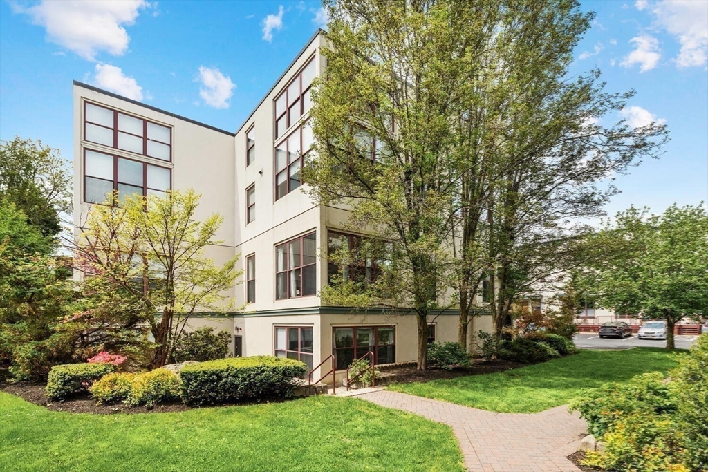 87 Brookside Ave, Jamaica Plain