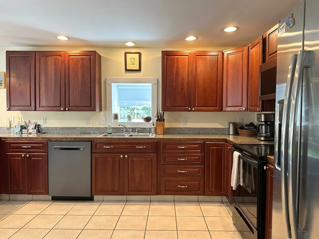 1 Pigeon Hill Ct, Rockport