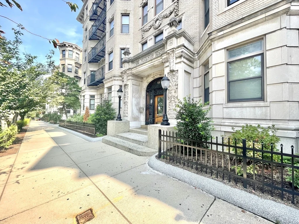 64 Charlesgate E, Fenway