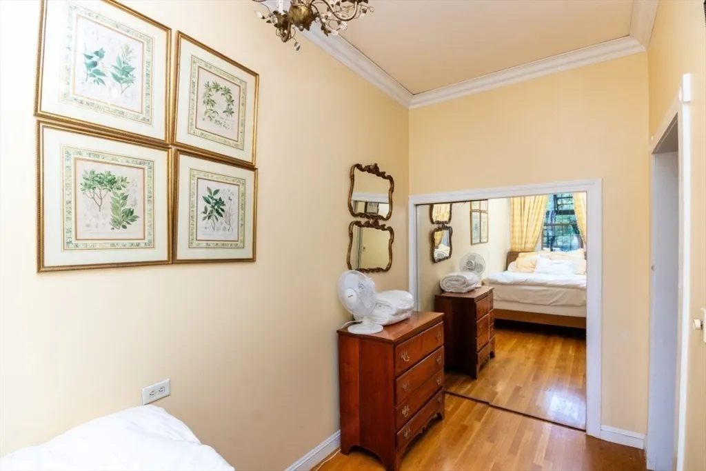 164 Beacon St, Back Bay