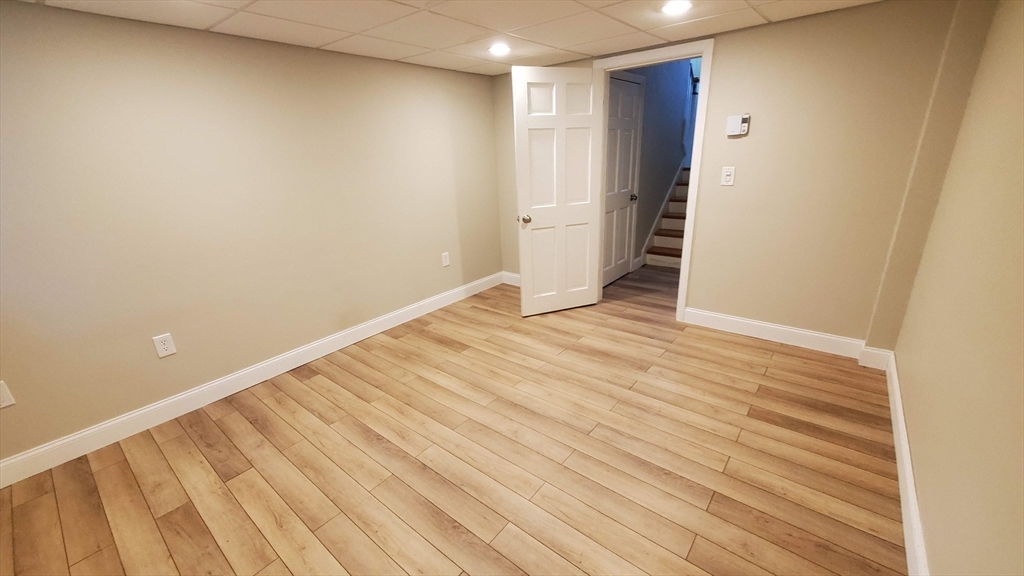 14 Meetinghouse Ln, Millbury