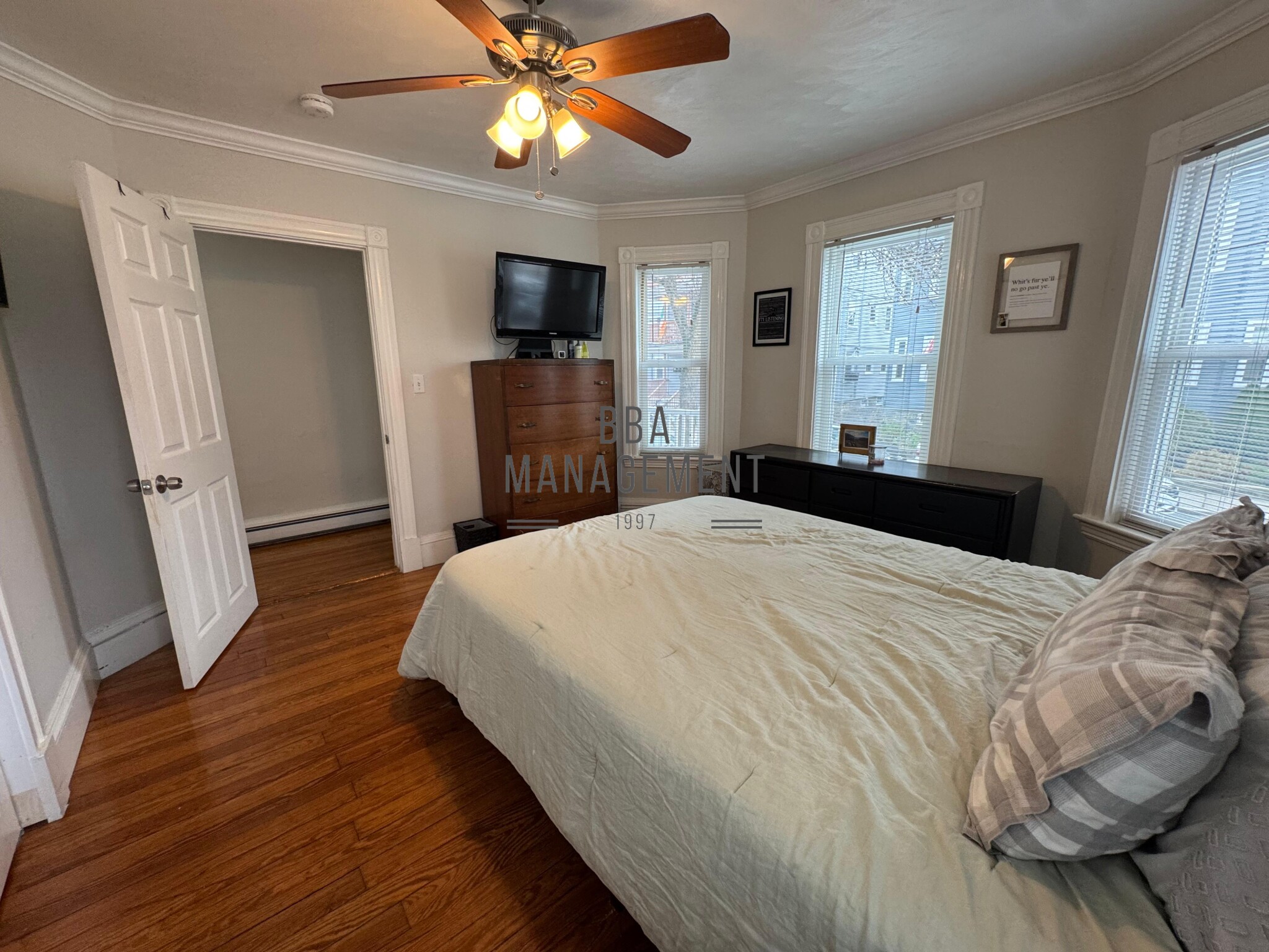 16 Montfern Ave, Oak Square