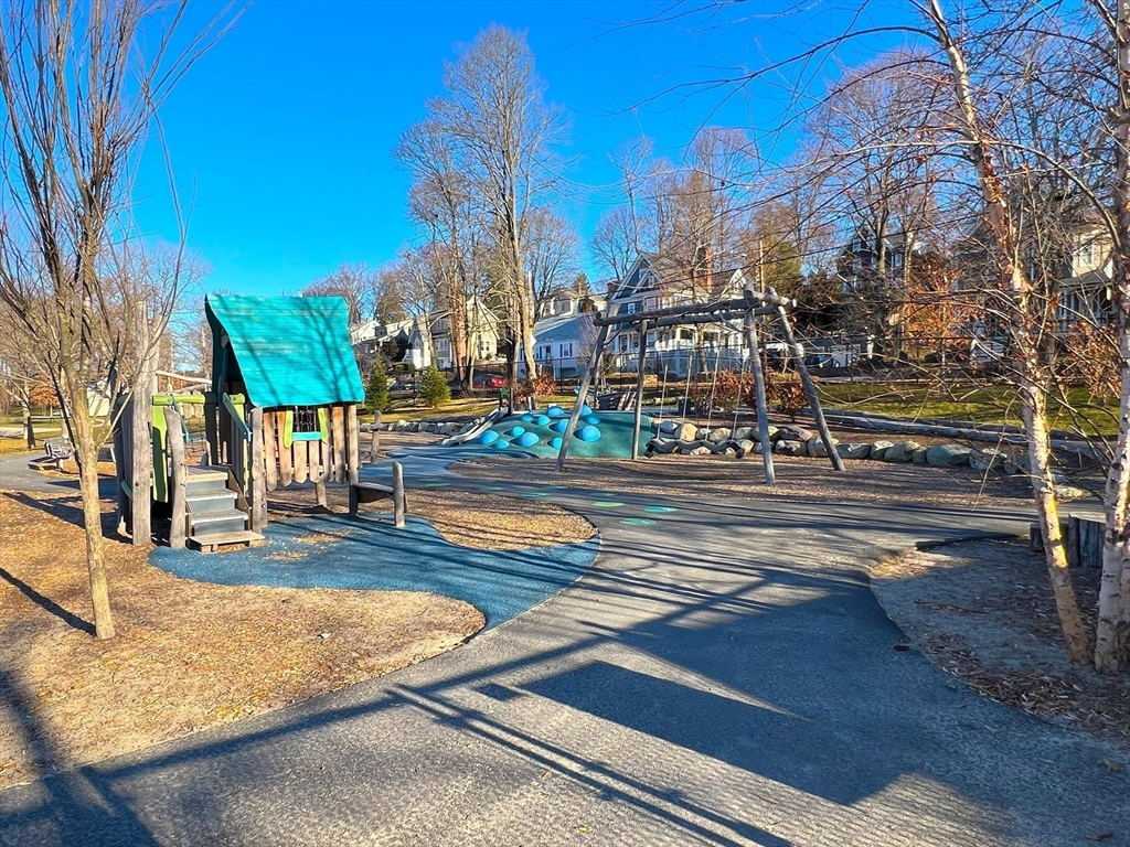 2 Colonial Village Dr, Arlington Heights