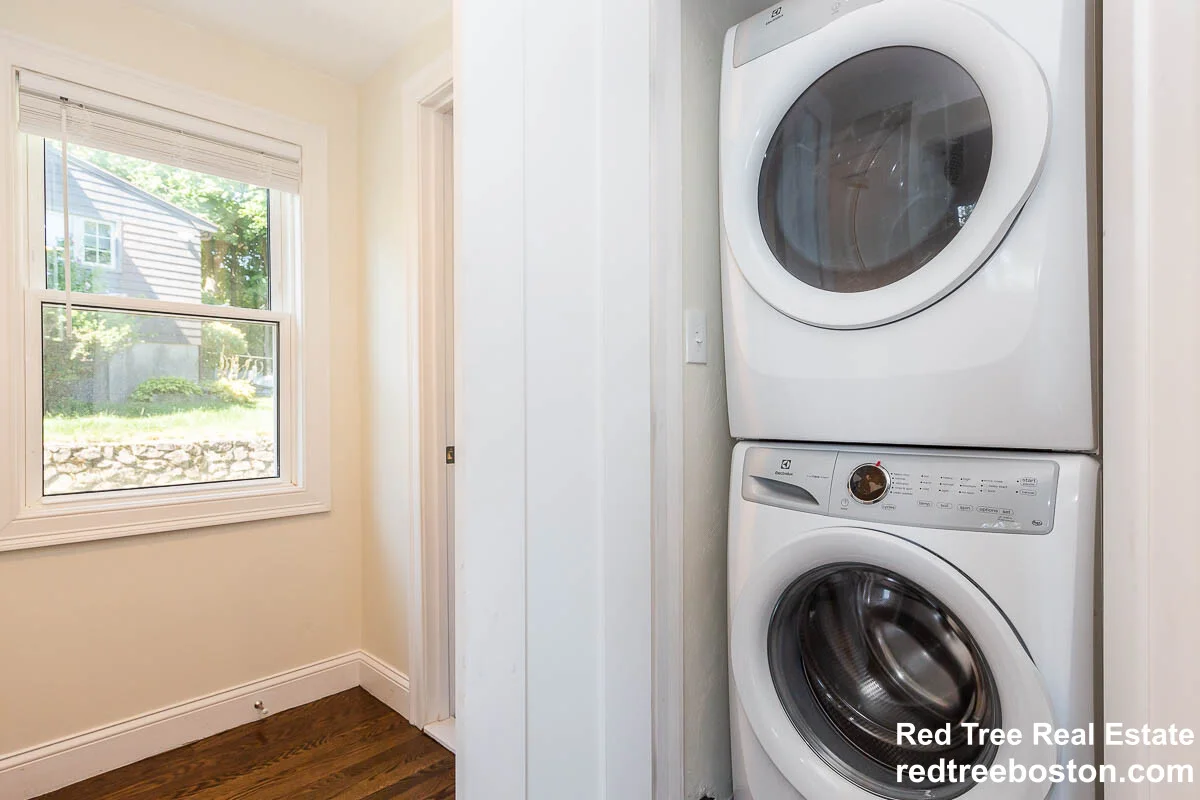 77 Rock Glen Rd, Medford