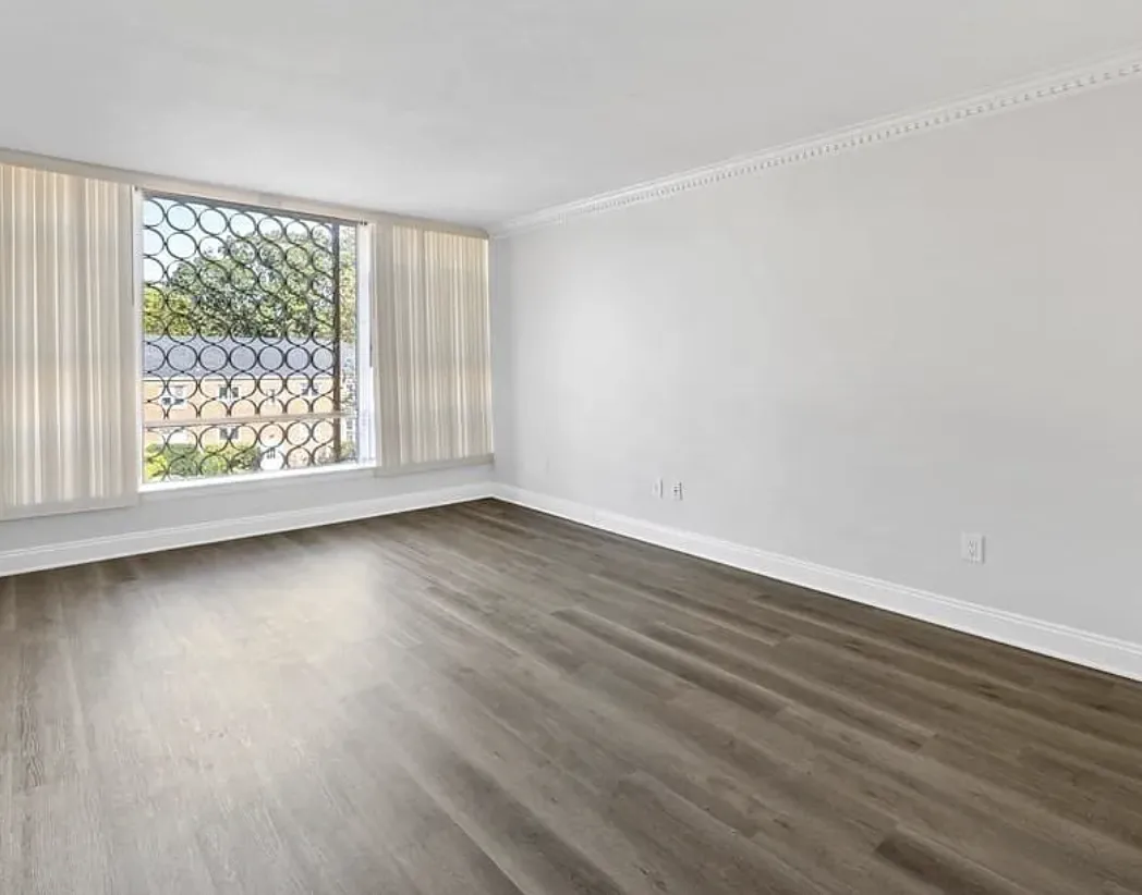 20 Hammond Pond Pkwa, Chestnut Hill