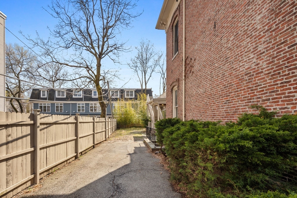 31 Millmont St, Roxbury