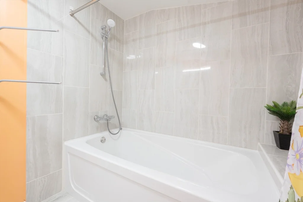 5 Fairview Rd, Canton