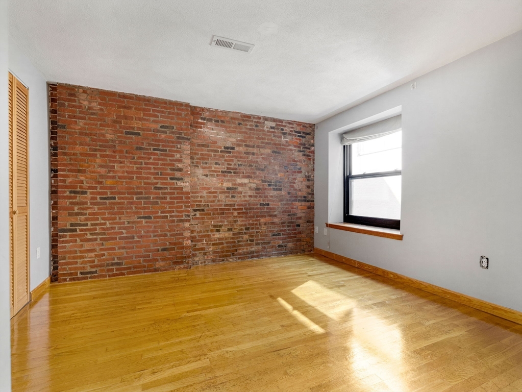 386 Commercial St, North End