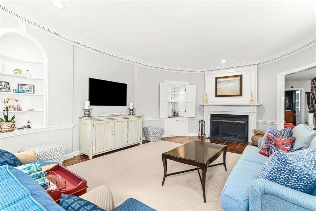 2 Phillips Pond Rd, Natick