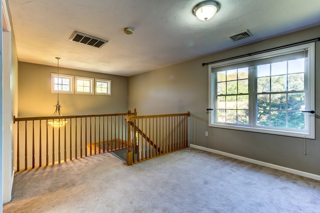 28 Ptarmigan Dr, Shrewsbury