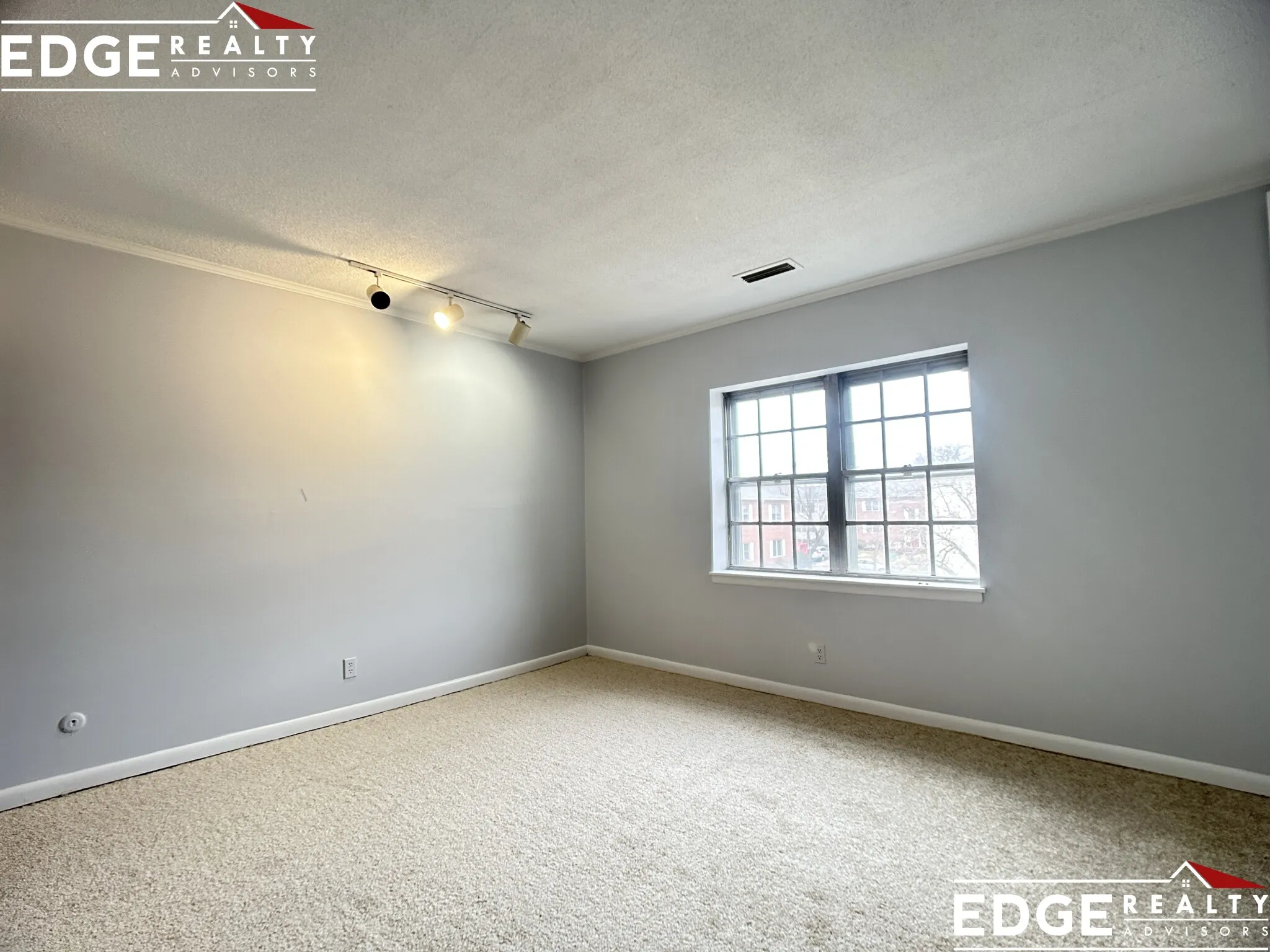 180 Lake Shore Rd, Oak Square