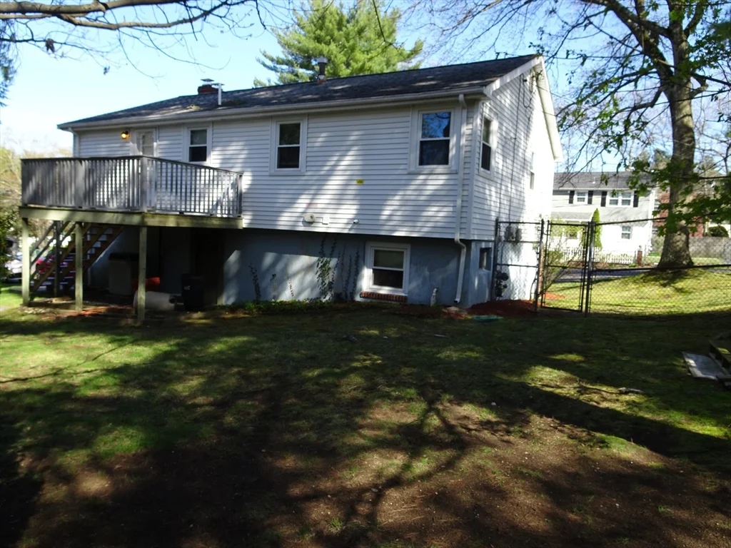 2 Lantern Ln, Burlington