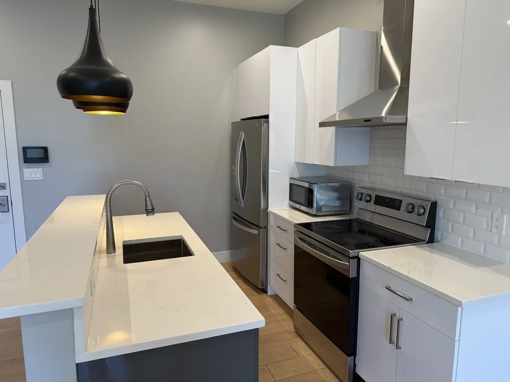 60 Cross Street East, East Somerville