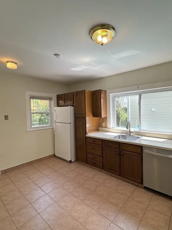 10 Laurel Ter, Ward Two