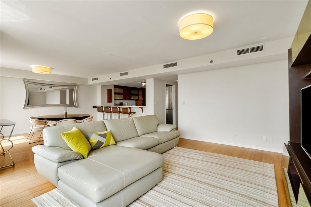 975 Memorial Dr, Harvard Square