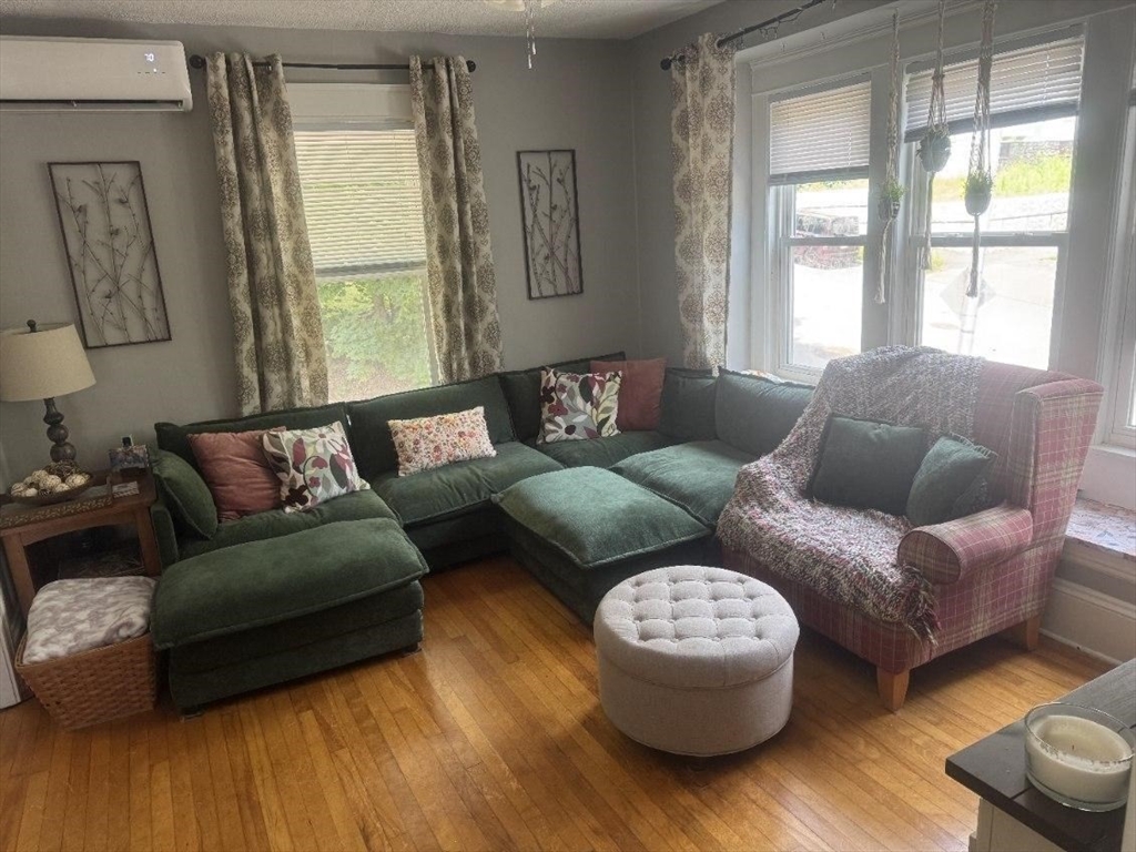 33 Barnes Ave, Worcester