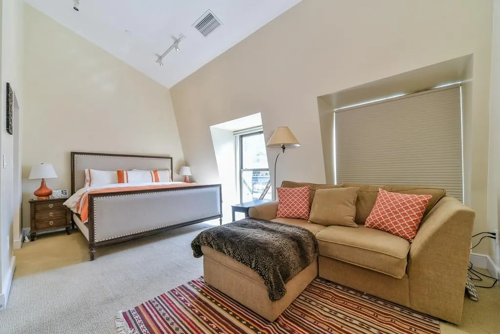 201 Newbury St, Back Bay