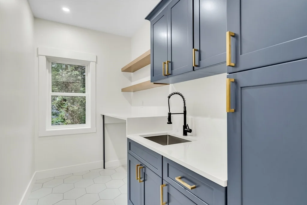 22 Estabrook Rd, Lexington