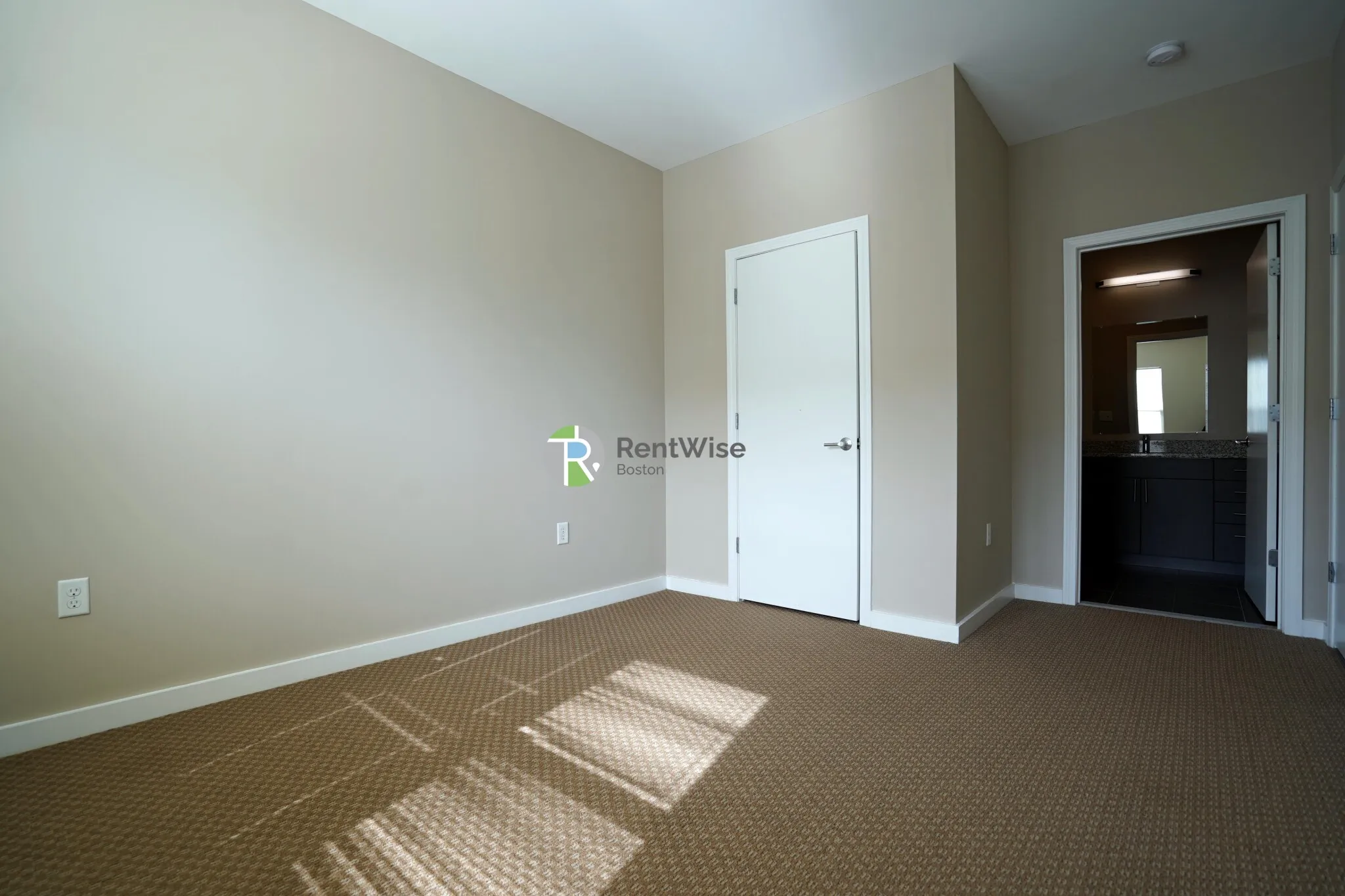 625 Mcgrath Highway, East Somerville