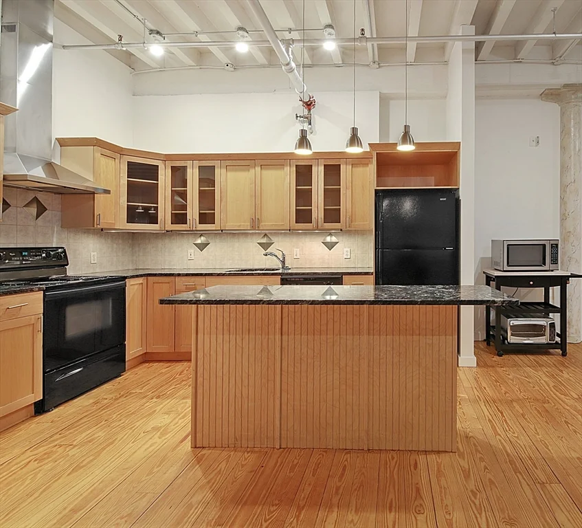 107 South, Leather District